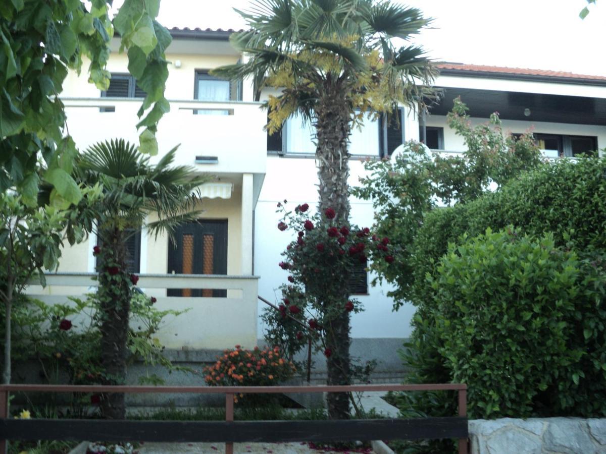 Apartments Nevenka Krk Town Exterior photo